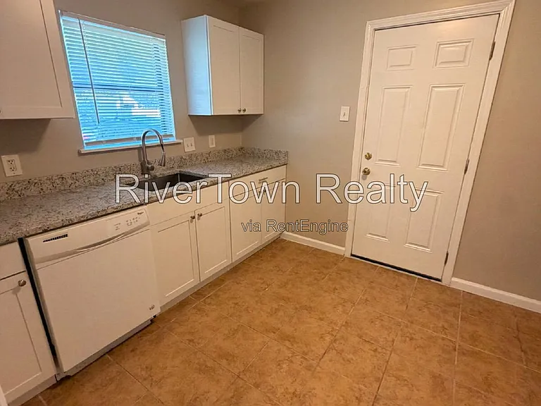 1102 Maria St — Photo 3