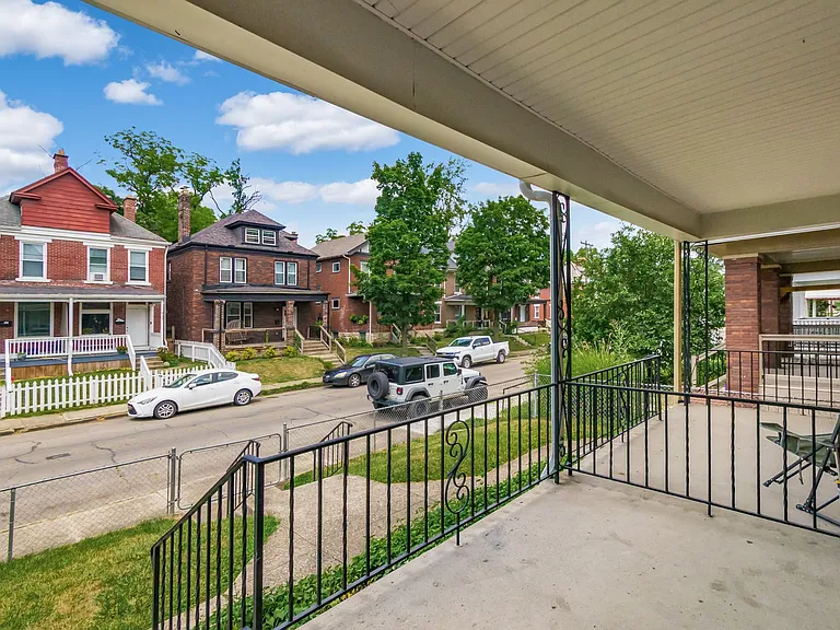 942 Linwood Ave — Photo 4