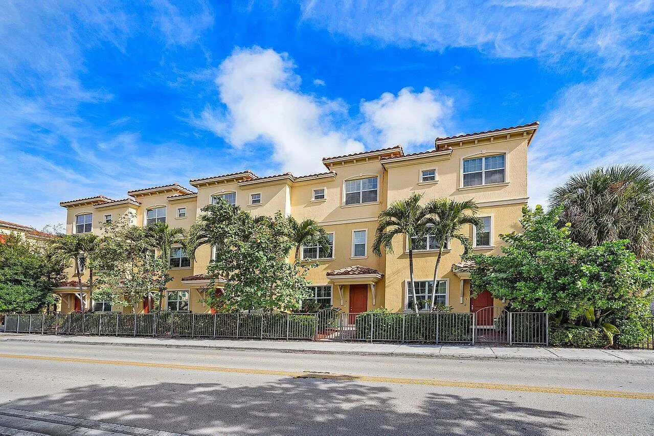 3 bed, 2.5 bath, 1640 sqft, $3,100 — Photo 1