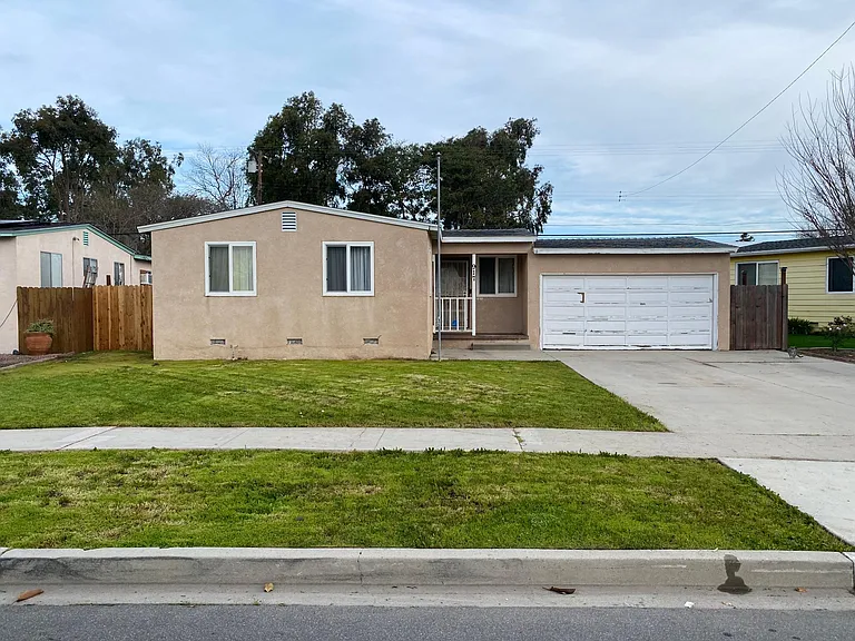 917 Evergreen Ln — Photo 2