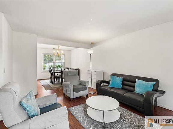 5th image of 92 Woodbury Rd