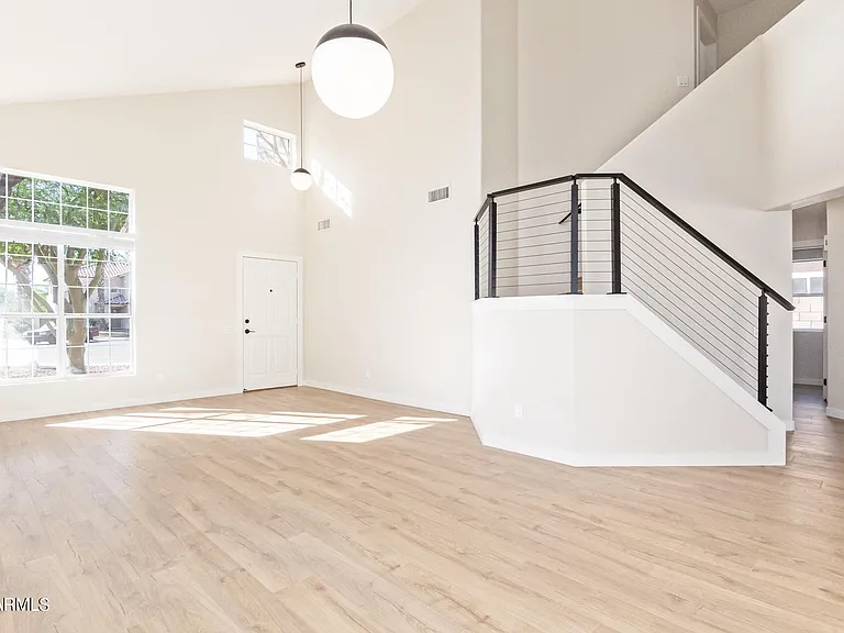 1018 W Kings Ave — Photo 1