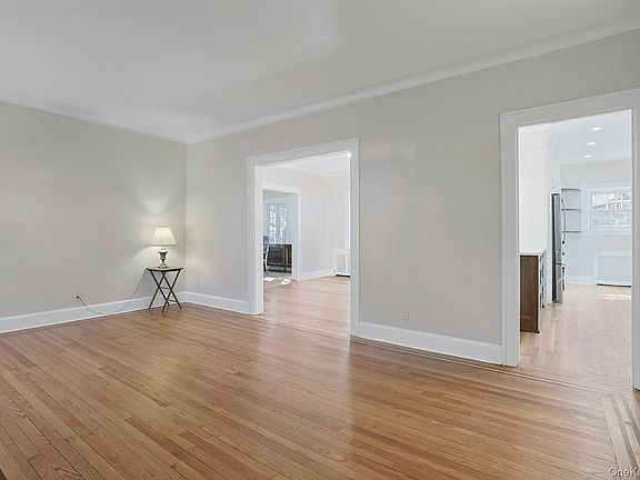 5th image of 10 Robins Rd
