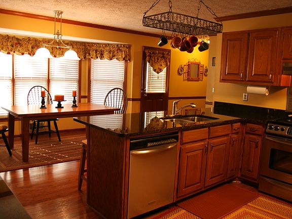 Eat-in Kitchen