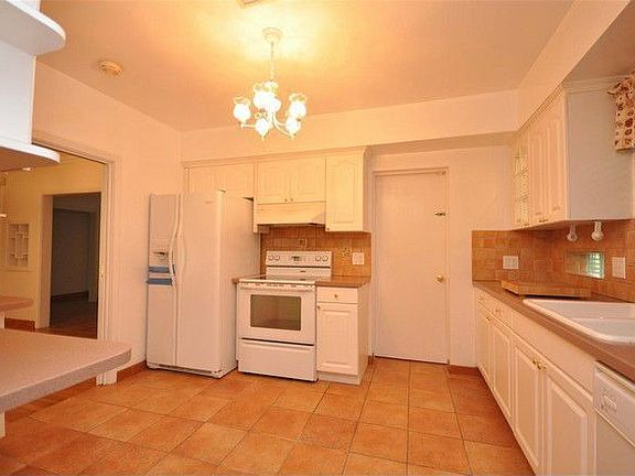 5th image of 625 Malaga Ave