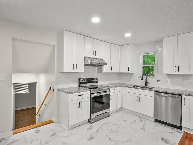 1399 Lockwood Dr SW — Photo 10
