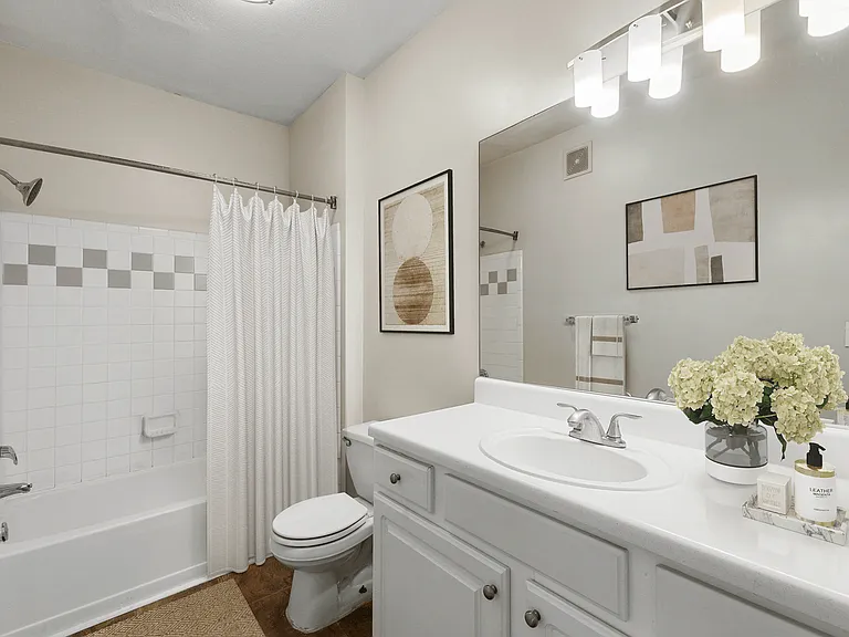 Lakeside at Town Center Apartments — Photo 27