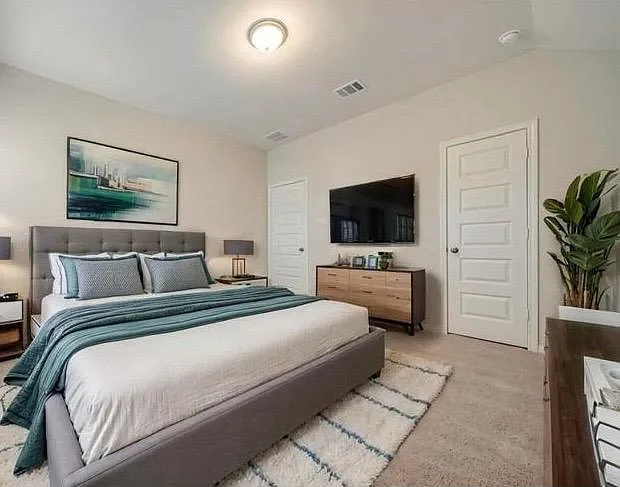 4 bed, 3.5 bath, 3500 sqft, $1,364 — Photo 1