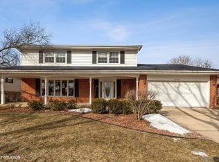 8542 Wood Vale Dr, Darien, IL 60561