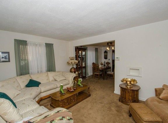5th image of 3824 Queen Crest Ave