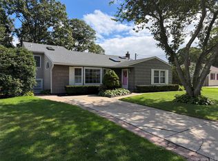 9 Milton St, Sayville, NY 11782
