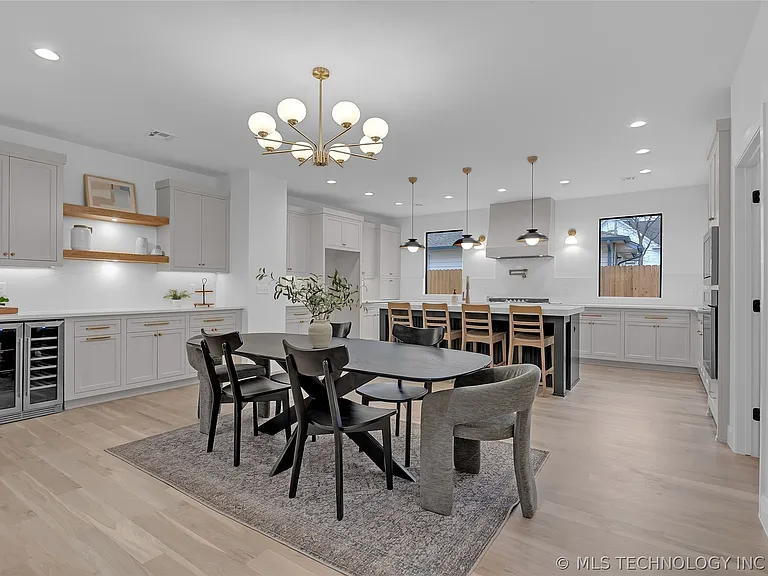 515 W El Paso St — Photo 17