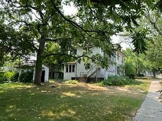 2nd image of 1122 W Delavan Dr