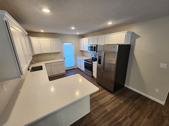 3rd image of 537 Kenneth Dr