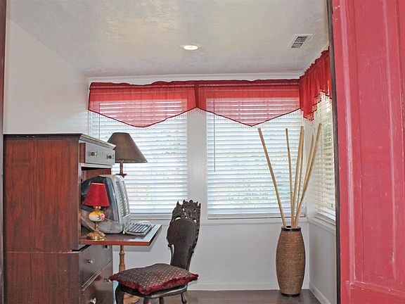 3rd image of 301 N De Clark Ave