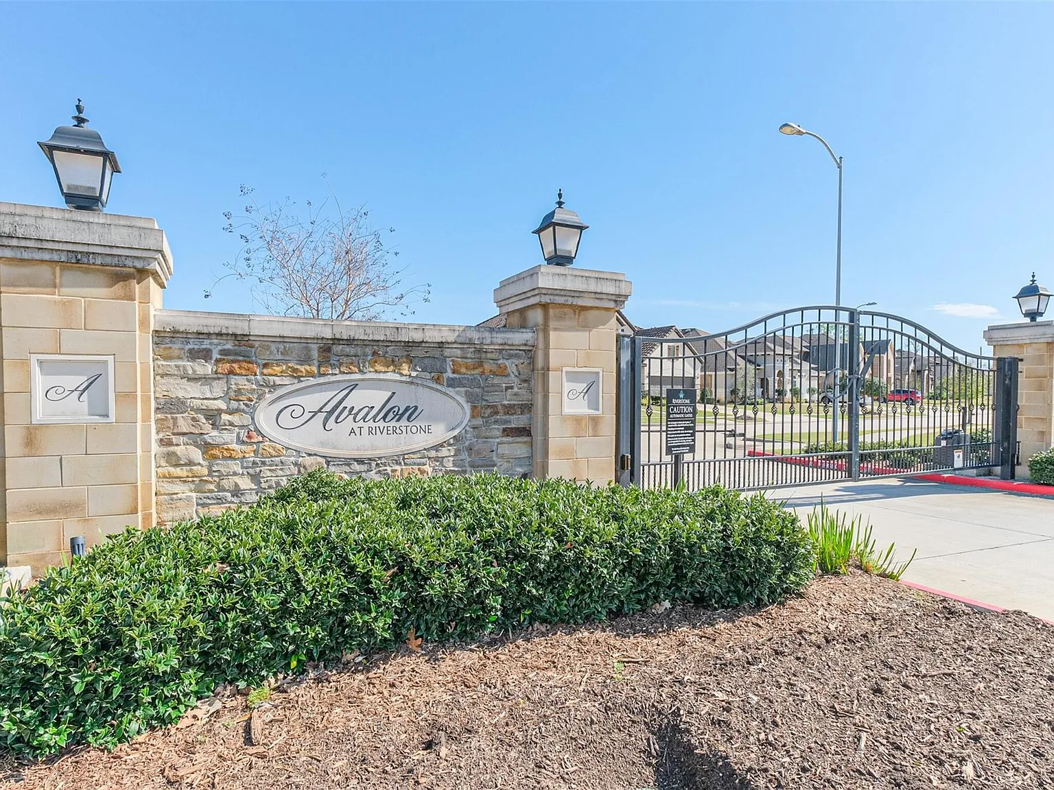 4 bed, 3.5 bath, 3388 sqft, $5,700 — Photo 4