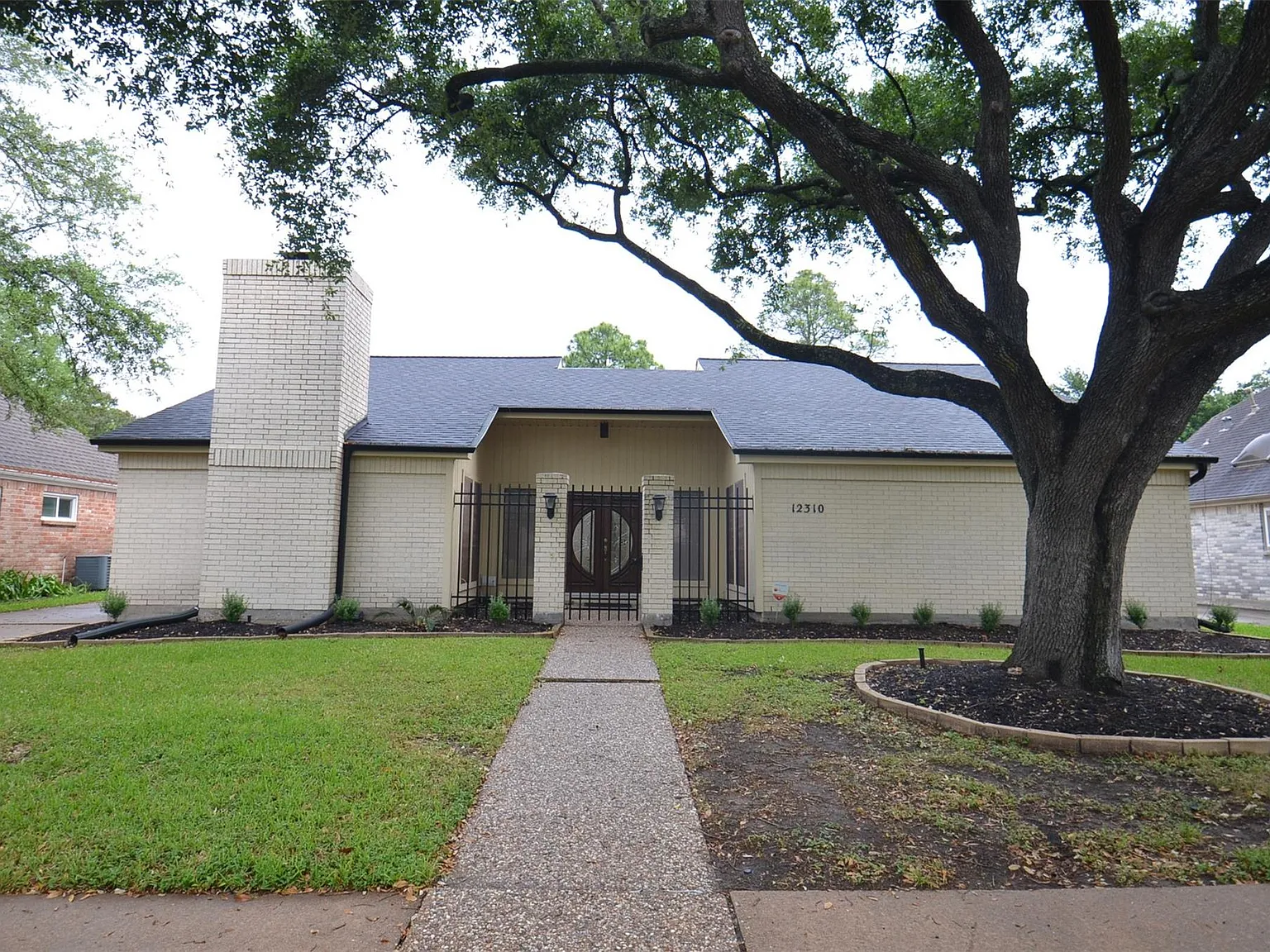 4 bed, 2.0 bath, 2425 sqft, $3,500 — Photo 3