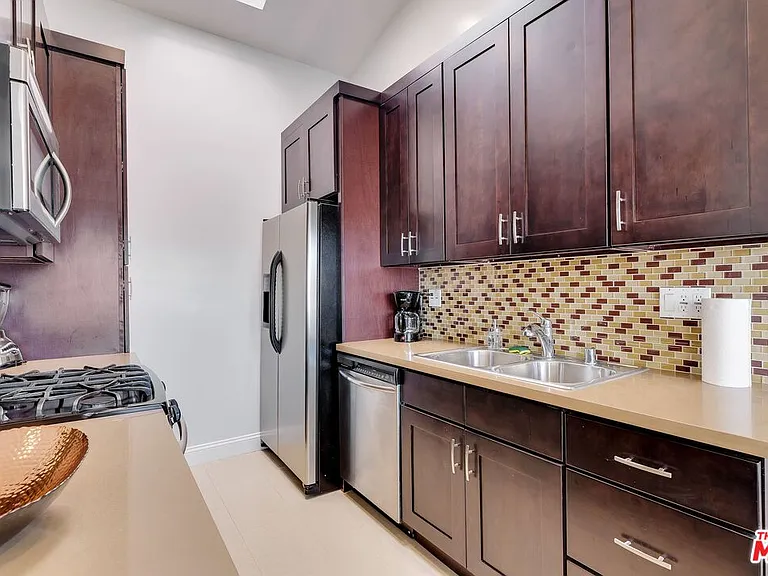 4411 Irvine Ave — Photo 14
