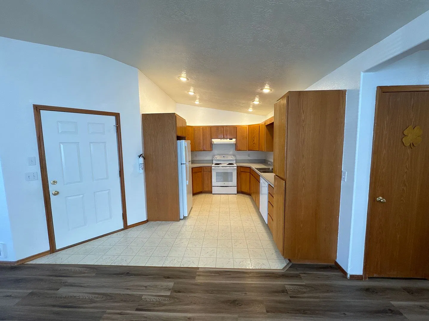 $500 Off October Rent!! 3-bedroom/1 bath duplex with fenced yard in Albany! — Photo 2