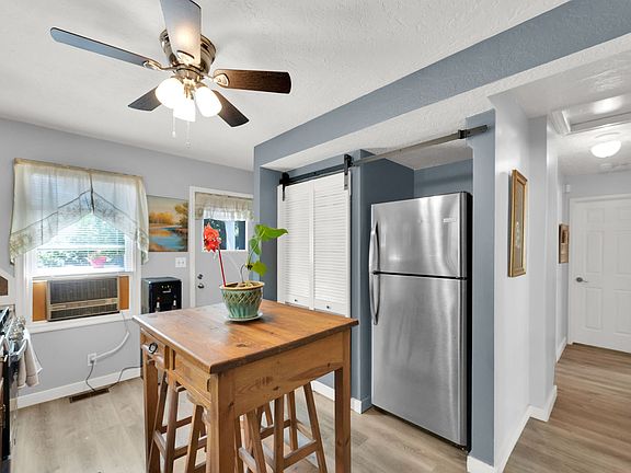 4th image of 1411 W American Ave