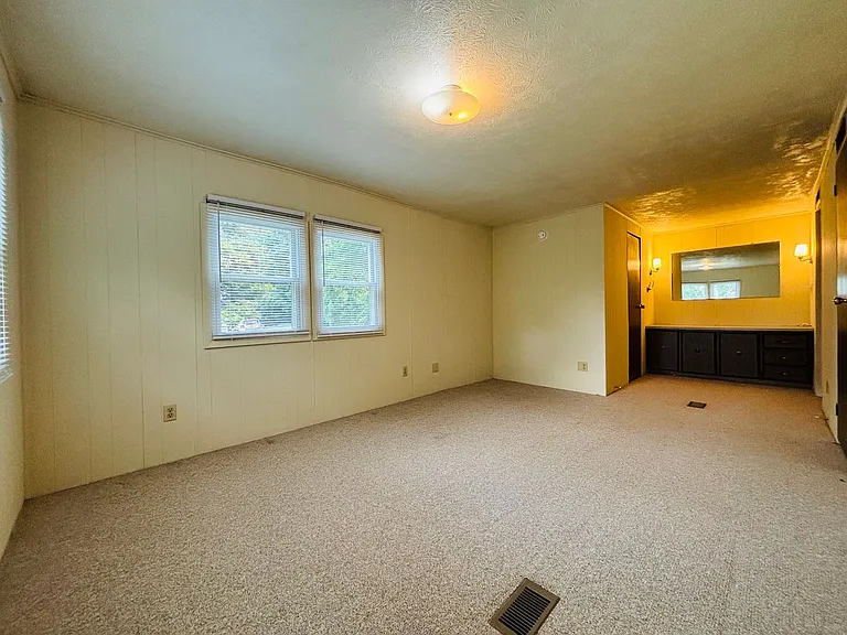 465 Underwood St — Photo 17