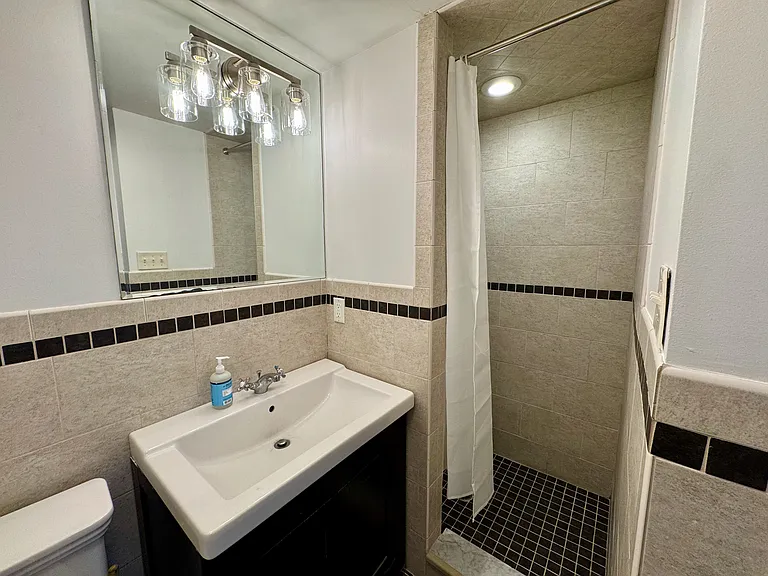 318 Bainbridge St #B — Photo 18