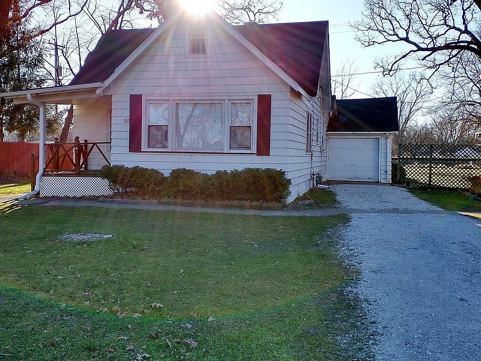 Long driveway with one car garage with remote
