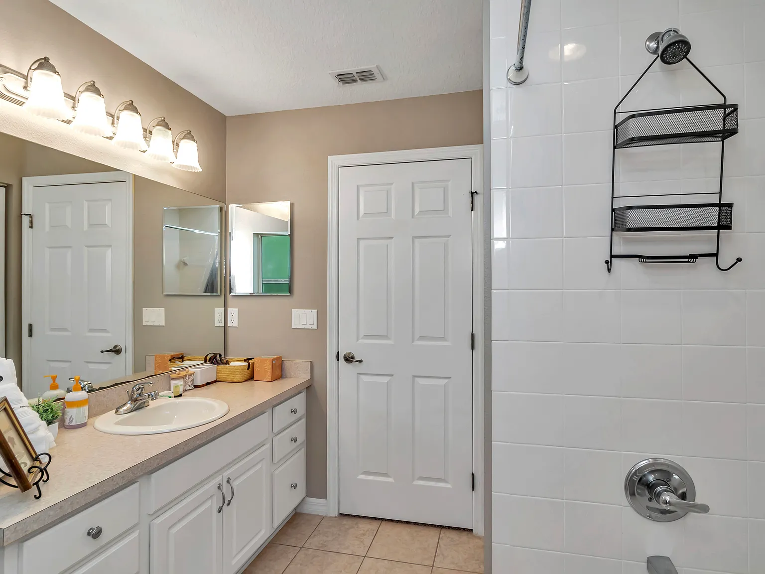 3 bed, 2330 sqft, $4,000 — Photo 4