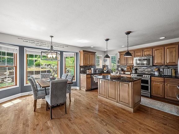 5th image of 1012 Lakeside Dr