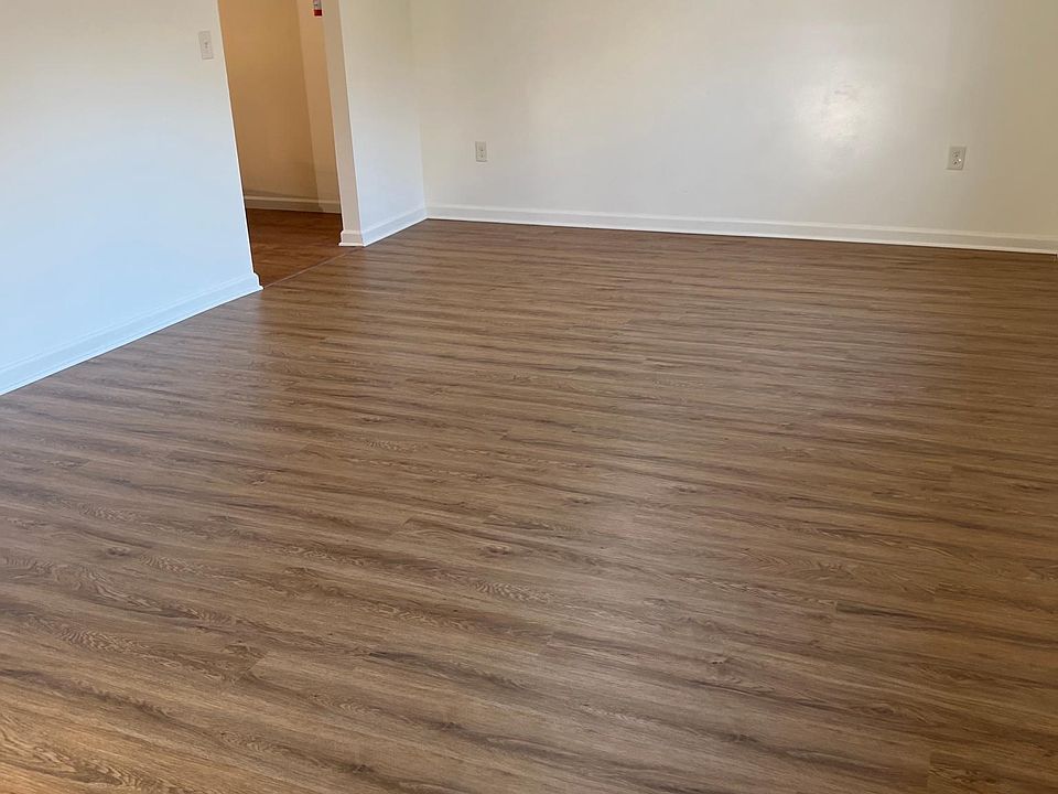 Huge living room with brand new flooring!