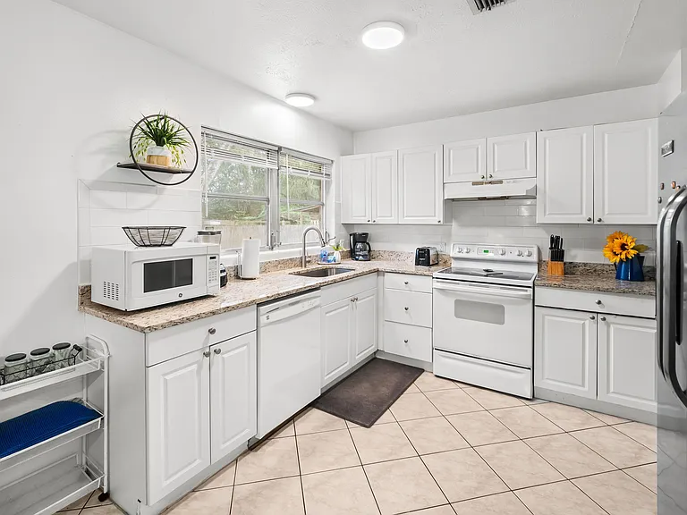 Great PadSplit on the West side near 103rd St & Wesconnett. Full kitchen & dining room table