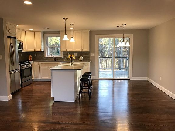 5th image of 388 Summer St