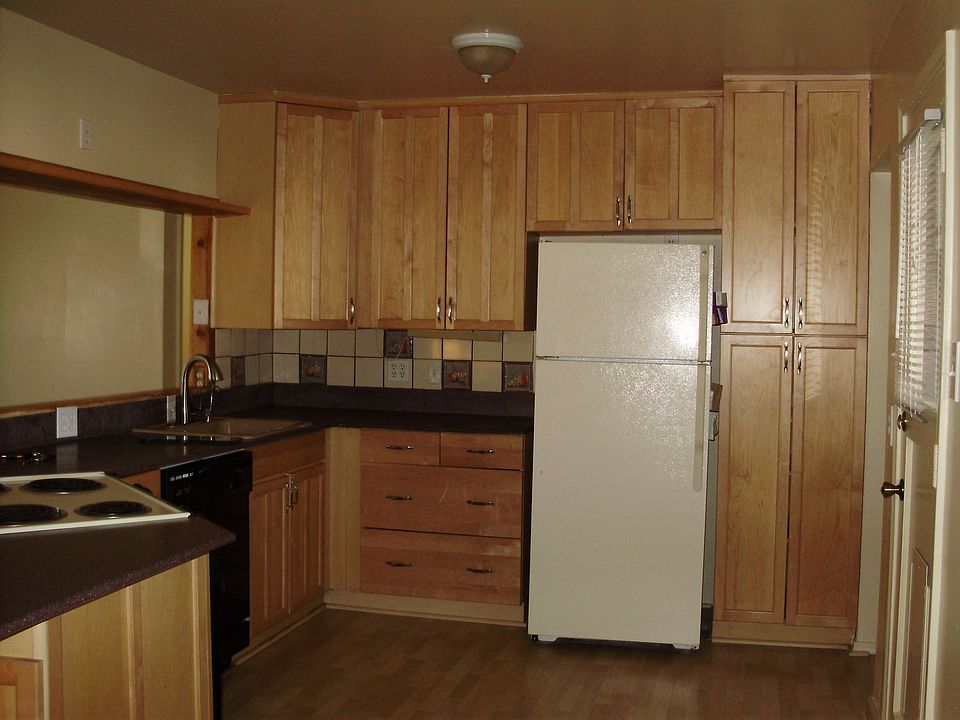 Spacious Kitchen. Fridge included.