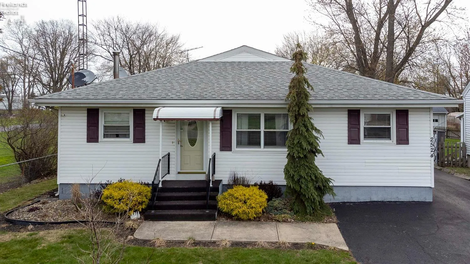 2524 Campbell St photo 1