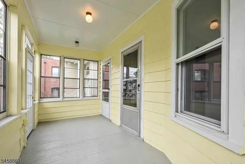 3 bed, 1.0 bath, 1286 sqft, $3,300 — Photo 4