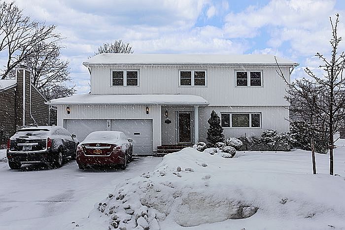 1st image of 9 Gloria Dr