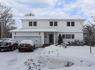 9 Gloria Dr, Woodbury, NY 11797