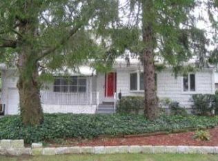 26 W White St, Brentwood, NY 11717
