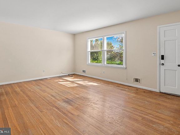 4th image of 114 Warren Rd