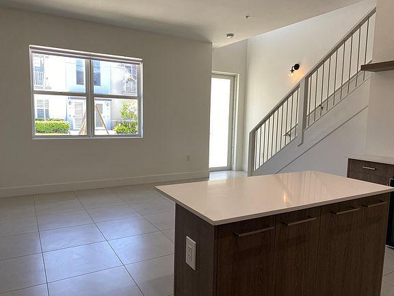 4th image of 405 NE 35th Ct #2