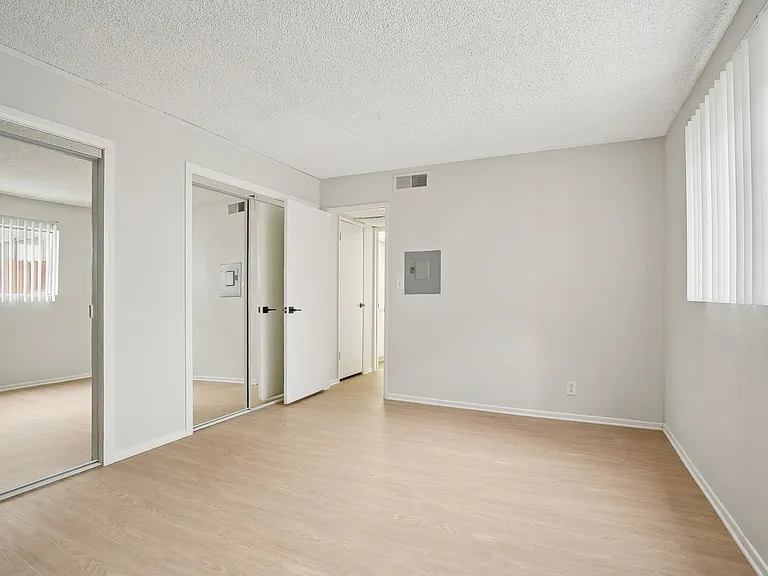 245 South Serrano Ave — Photo 43