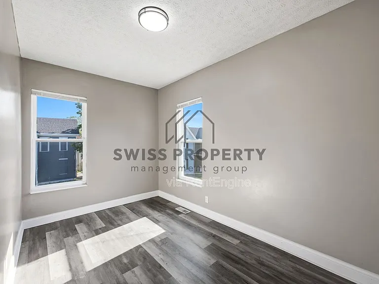 391 Saint Clair Ave — Photo 10