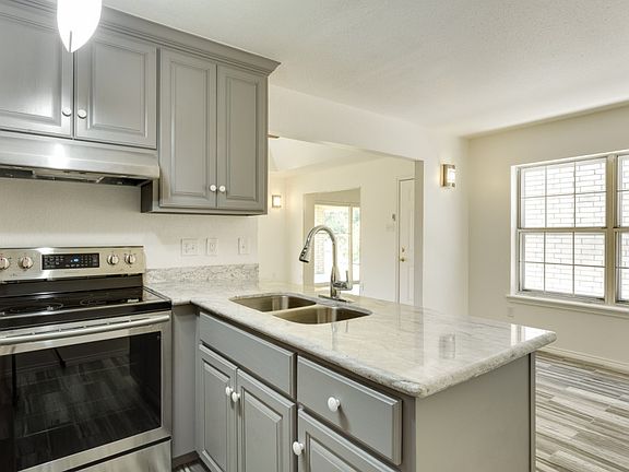 5th image of 2218 Augusta Dr