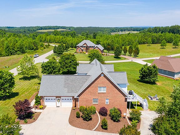 4th image of 120 Sugartree Manor Dr