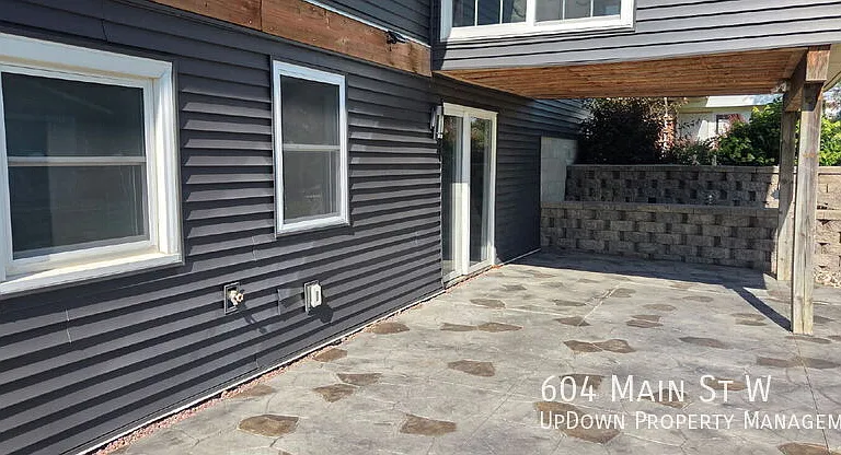 604 Main St W — Photo 9