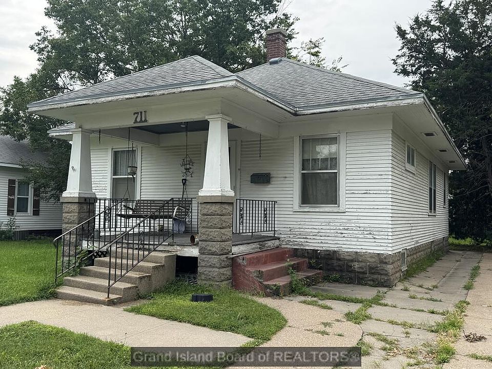 2nd image of 711 W 9th St