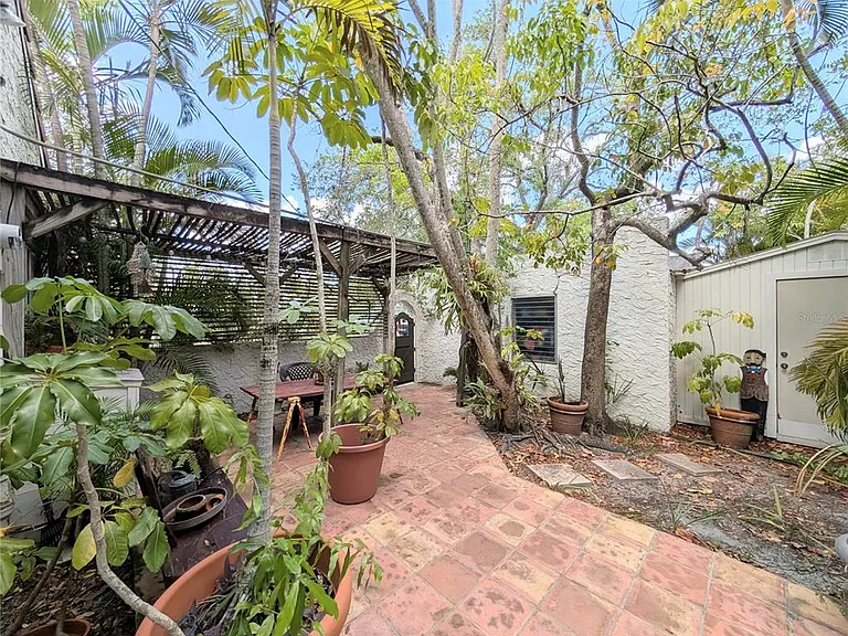 1701 Siesta Dr — Photo 4