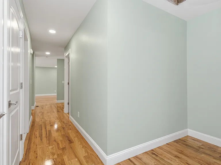 470 Oakville Ave — Photo 8