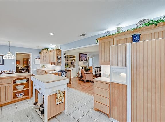 3rd image of 1701 Arrowhead Dr