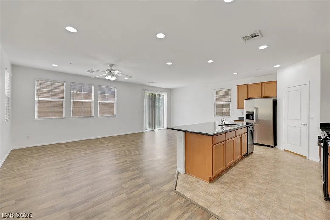 5 bed, 3.0 bath, 2469 sqft, $2,500 — Photo 3